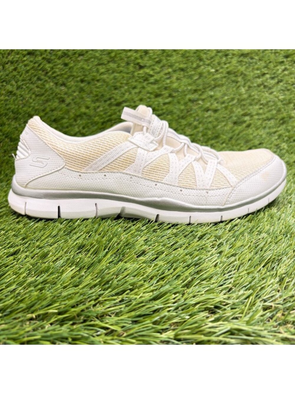 Skechers Gratis Strolling Womens Size 8 White Athletic Running Shoes Sneakers